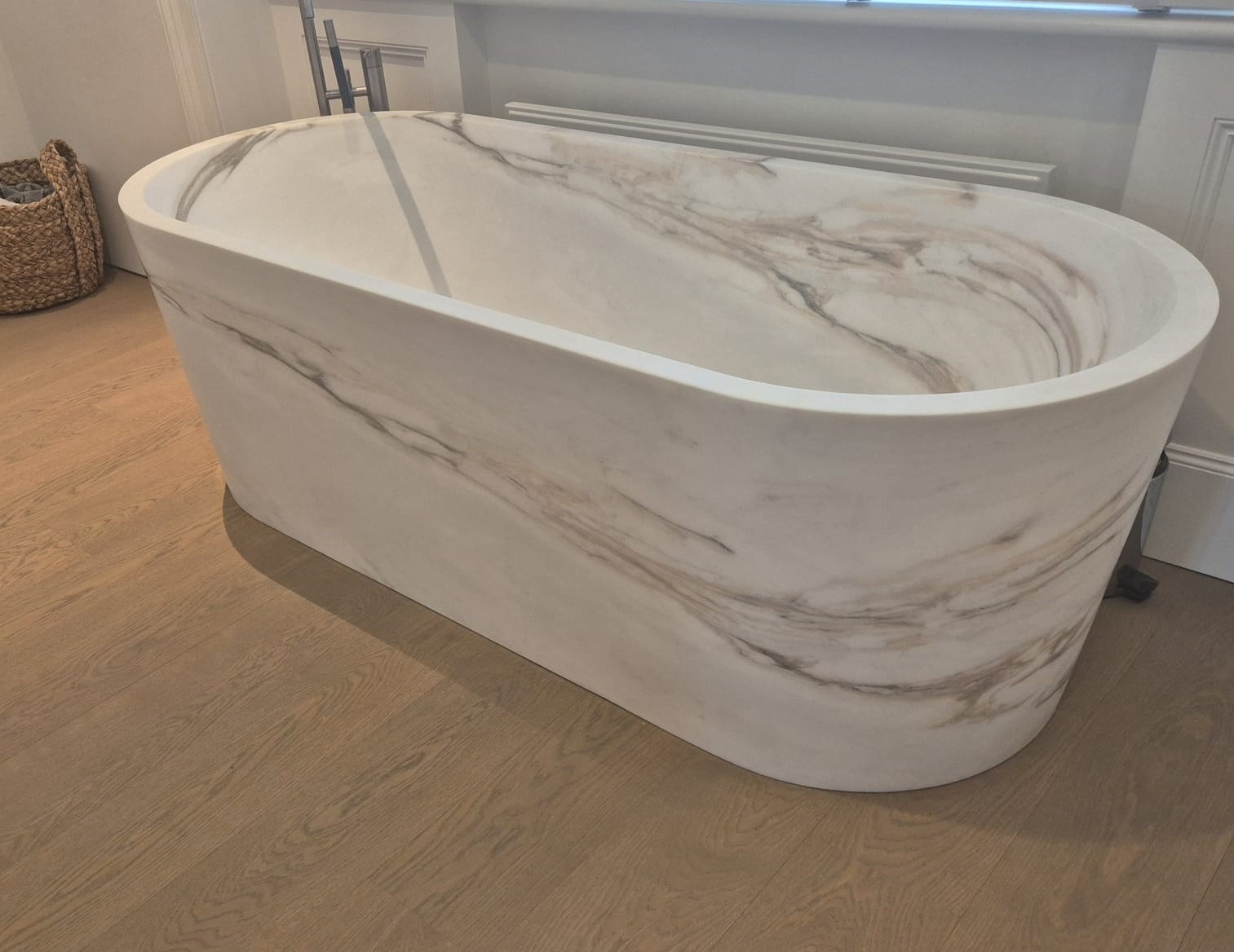 Solid bathtub